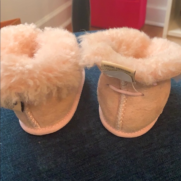 The fuzzies infant slippers - Picture 2 of 7